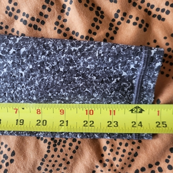 EUC Athleta Salutation Stash Pocket Tight Pebble Beach Legging Gray Small - Picture 14 of 15